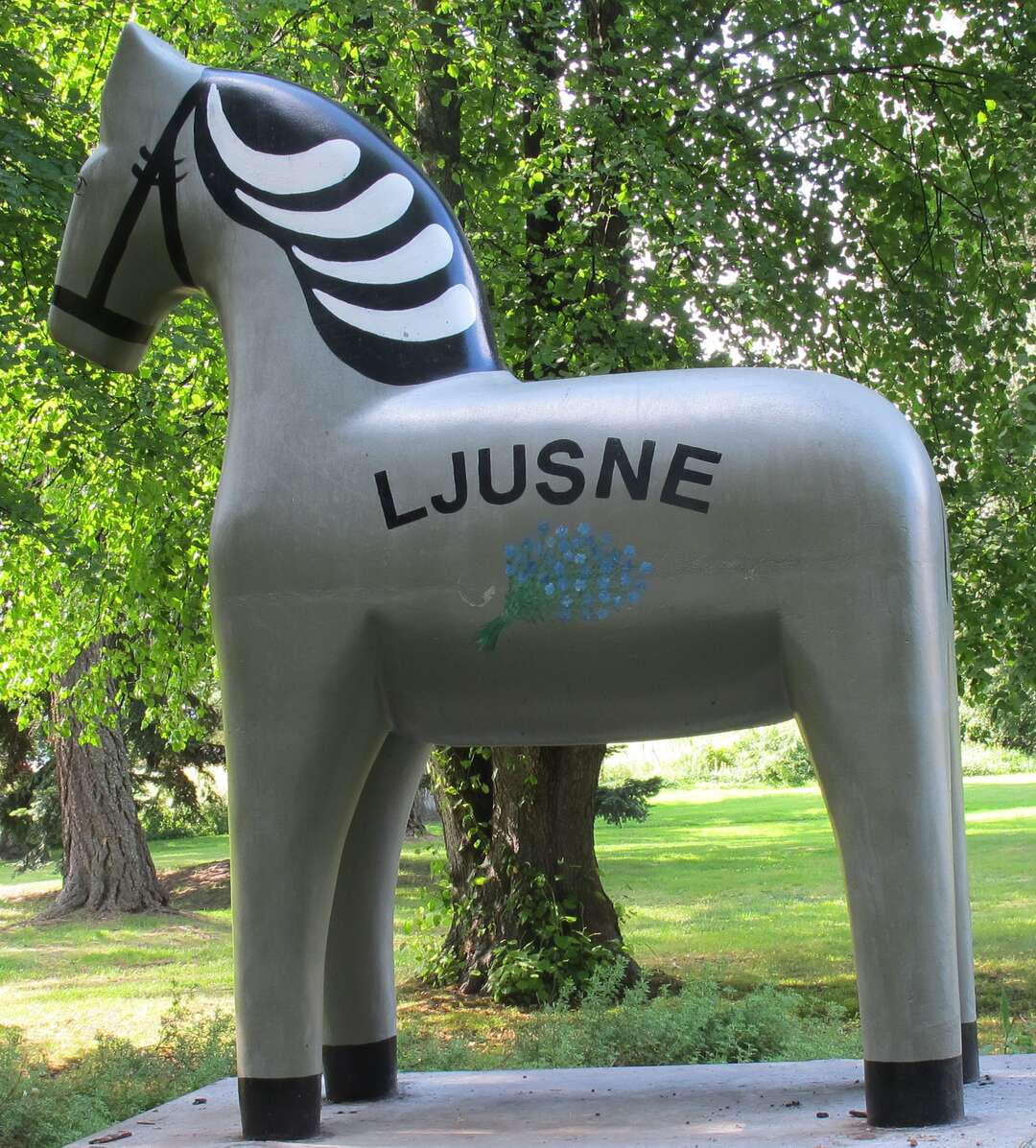 Ljusnehästen från Gunnar Prefab är 250 cm hög och 195 cm lång.