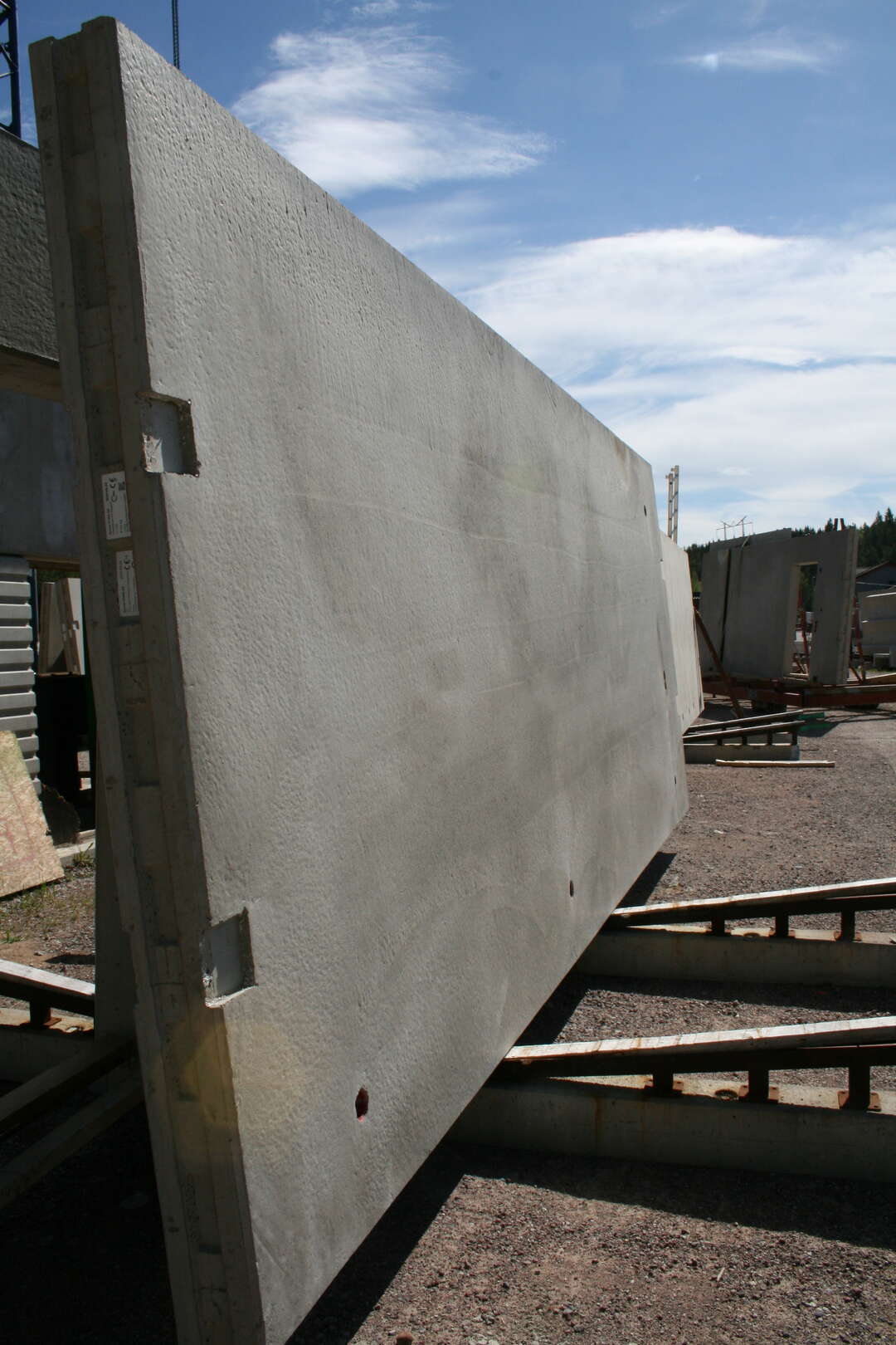 Massiv vägg i betong och byggkomponenter i oisolerad betong